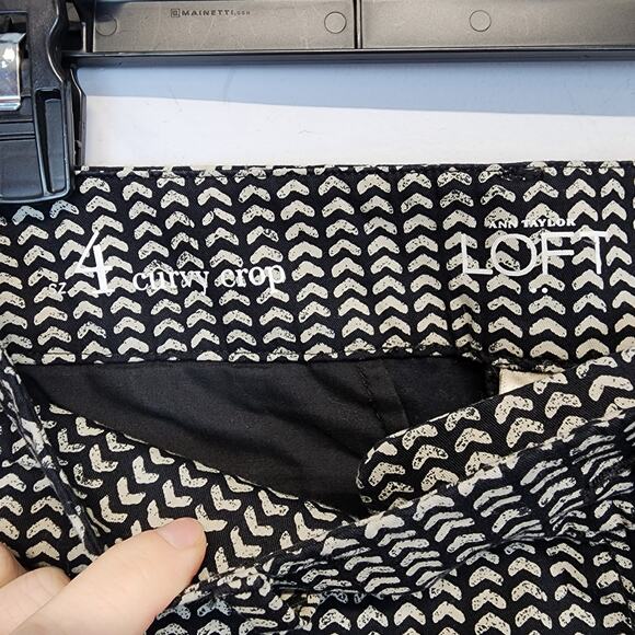 Ann Taylor LOFT Curvy Crop Pants Size 4 Black Taupe Geo Print Stretch Teacher - Picture 12 of 15